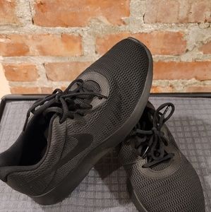 Men's wide Nike Tanjun size 9